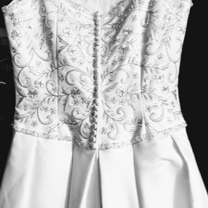 Wedding Dress - Very beautiful, never worn, come with elbow gloves
